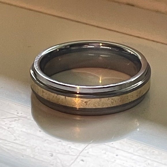 18K Two toned wedding band marked 18K It is engraved with a name. - Picture 2 of 9